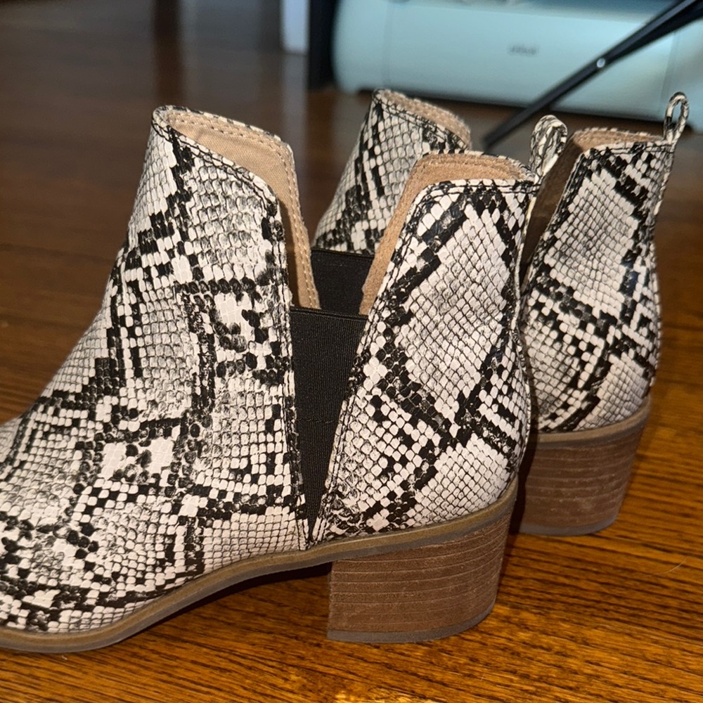 Dr. Scholl's Black and White Snakeskin Heeled Boots in Size 9 - Picture 5 of 6